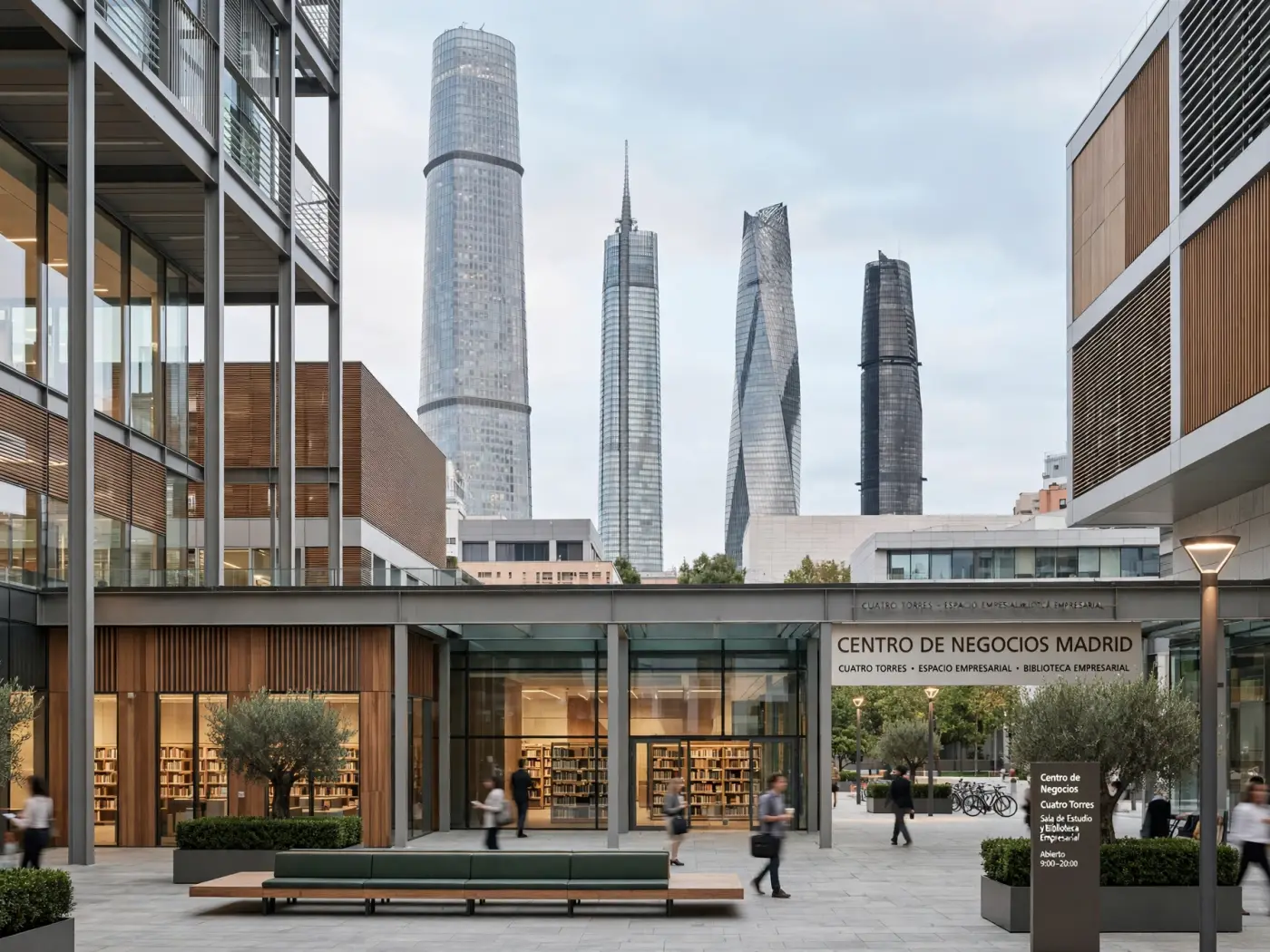 Centro financiero moderno en Madrid con las Cuatro Torres